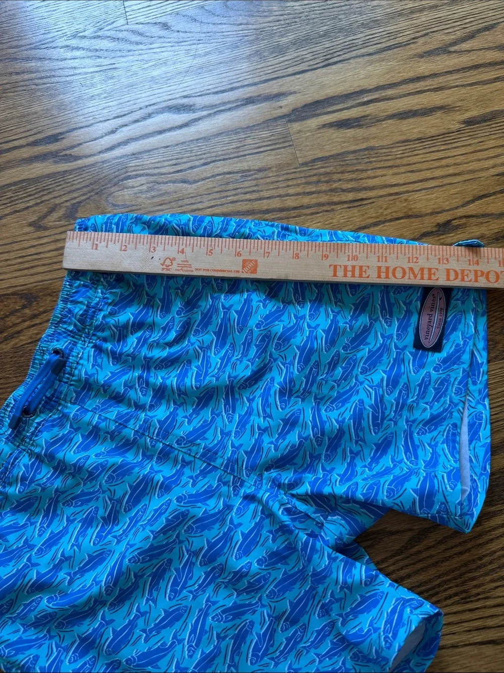 Vineyard Vines Teal and Royal Blue Shark-Pattern Swim Trunks med